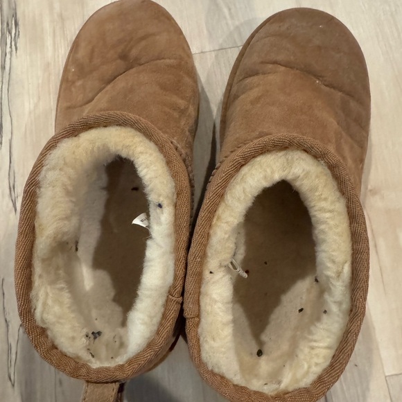 Cozy Tan Kids UGGS - size 4 - Picture 4 of 5